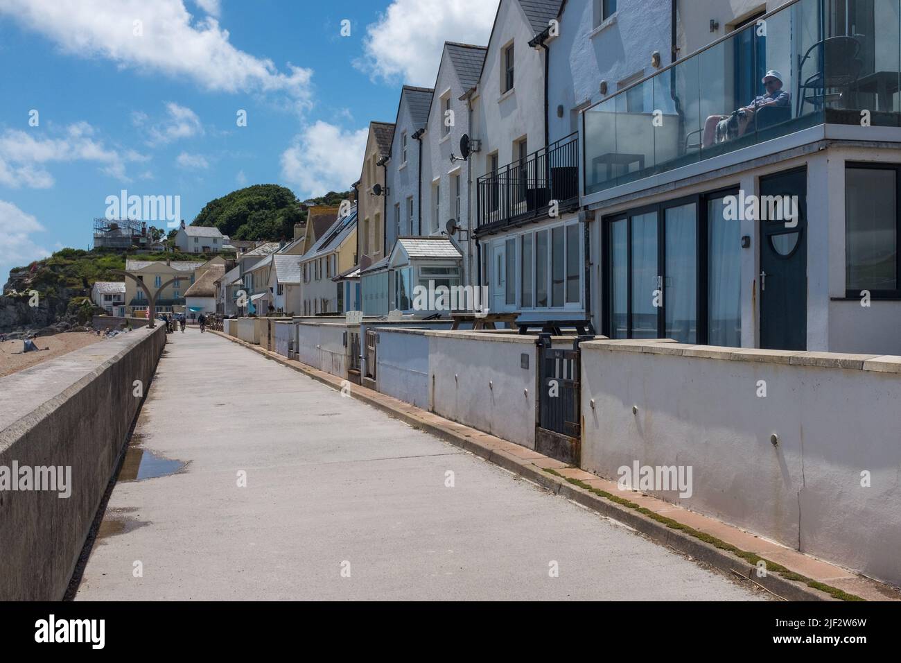 Häuser, die hinter der Meeresschutzmauer von Slapton Sands, Start Bay, Devon, geschützt sind Stockfoto