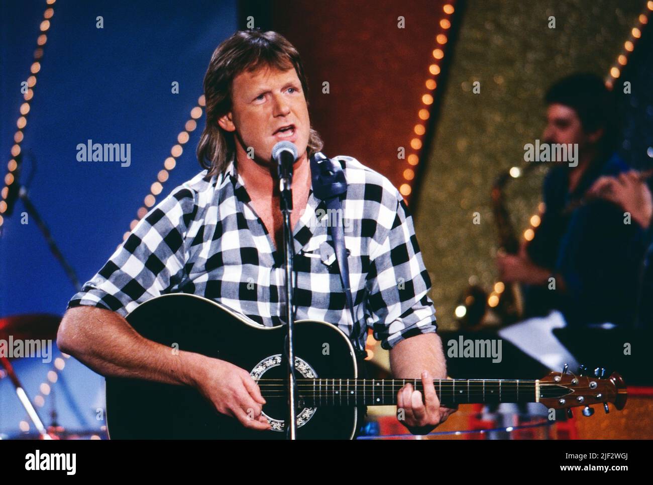 Gunter Gabriel, deutscher Countrymusik Sänger, Schlagersänger, Texter und Produzent, hier bei einem TV-Auftritt, Deutschland, 1995. Gunter Gabriel, deutscher Country-Musiksänger, Songwriter, Produzent und Texter, TV-Performance, Deutschland, 1995. Stockfoto