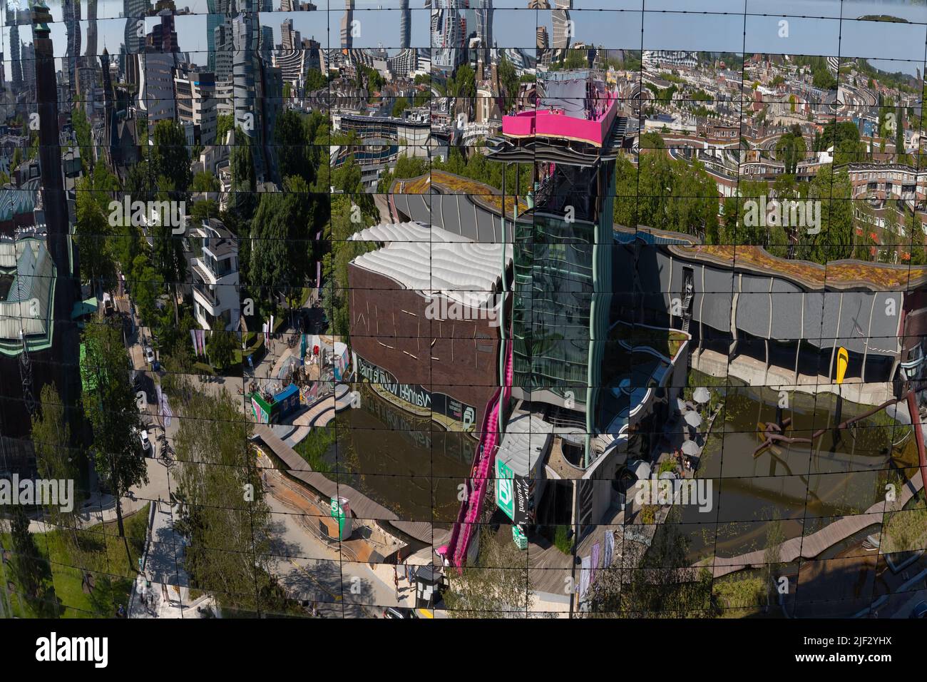 Reflexionen an der Außenseite des Museums Depot Boymans van Beuningen, Rotterdam, Niederlande Stockfoto