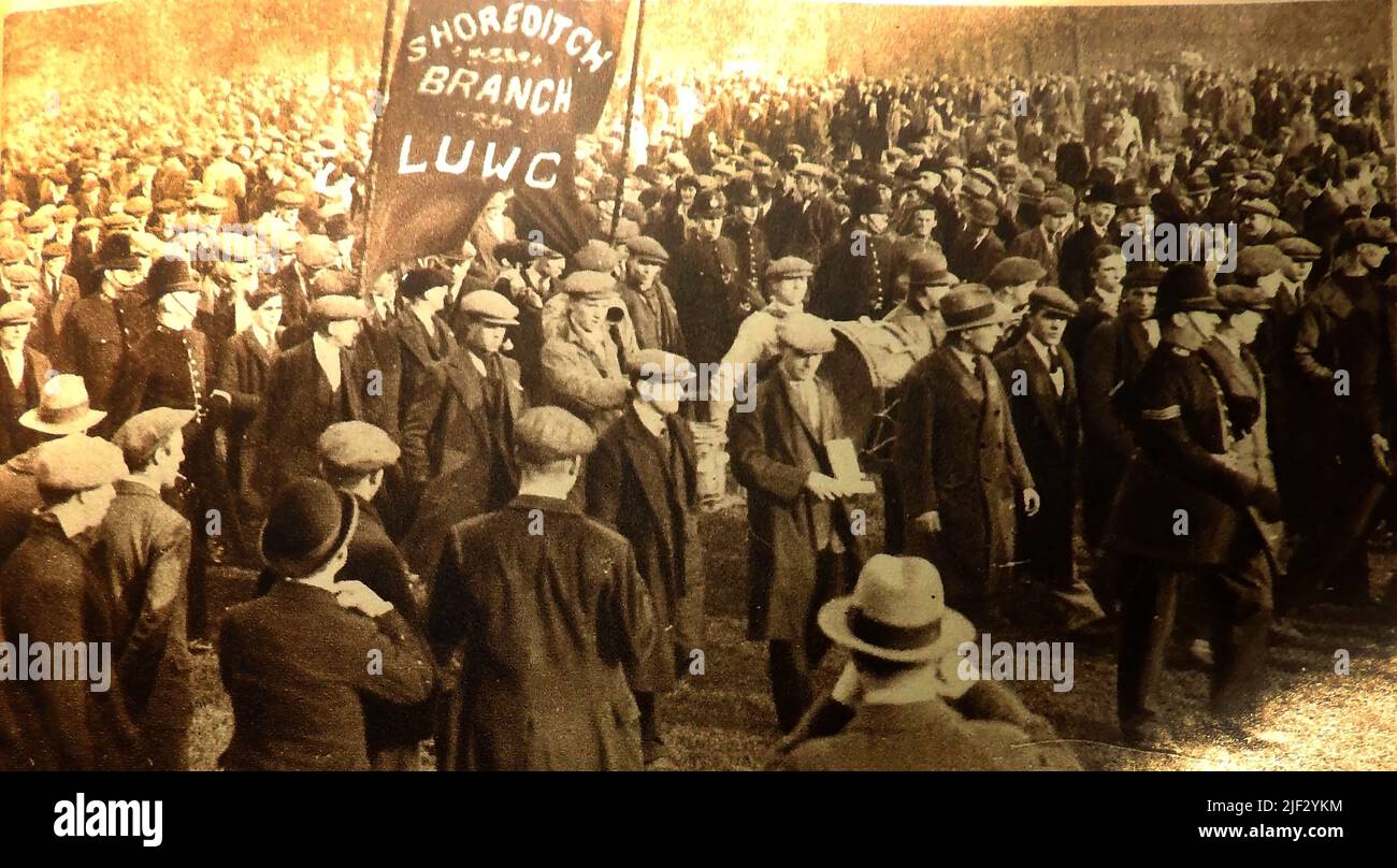 Großbritannien 1932 nationaler Hungermarsch , Shoreditch-Gewerkschaftsmitglieder kommen im Hyde Park an. Der Nationale Hungermarsch von September bis Oktober 1932 war der größte hungermarsch der Zeit, der durch die Armut infolge der Massenarbeitslosigkeit in der Großen Depression verursacht wurde Stockfoto