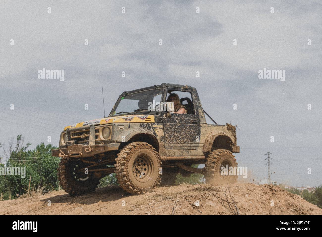 Old japan 4x4 suv auf der Offroad-Strecke. Suzuki Samurai SJ413 Stockfoto