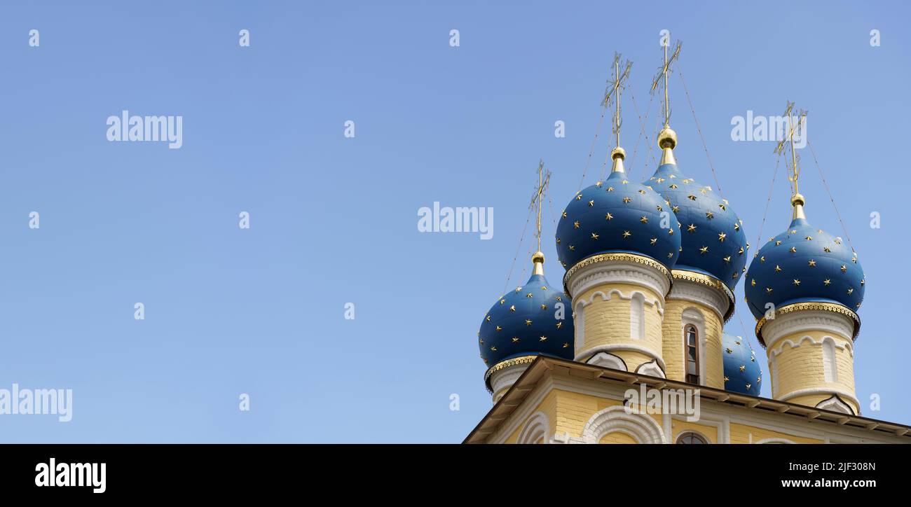 Russische christlich-orthodoxe Kirche mit Kuppeln und einem Kreuz gegen den Himmel. Russische Orthodoxie und christlichen Glauben Konzept. Hochwertige Fotos Stockfoto