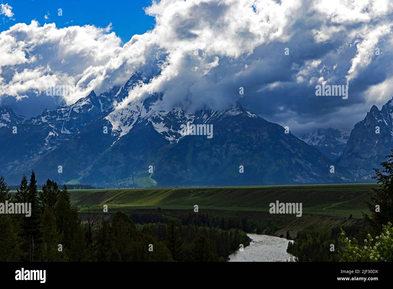 Dies ist ein Blick auf die majestätische, wolkenumhüllte Teton Range, die vom Snake River Overlook im Grand Teton National Park, Wyoming, USA, aus gesehen wird. Stockfoto