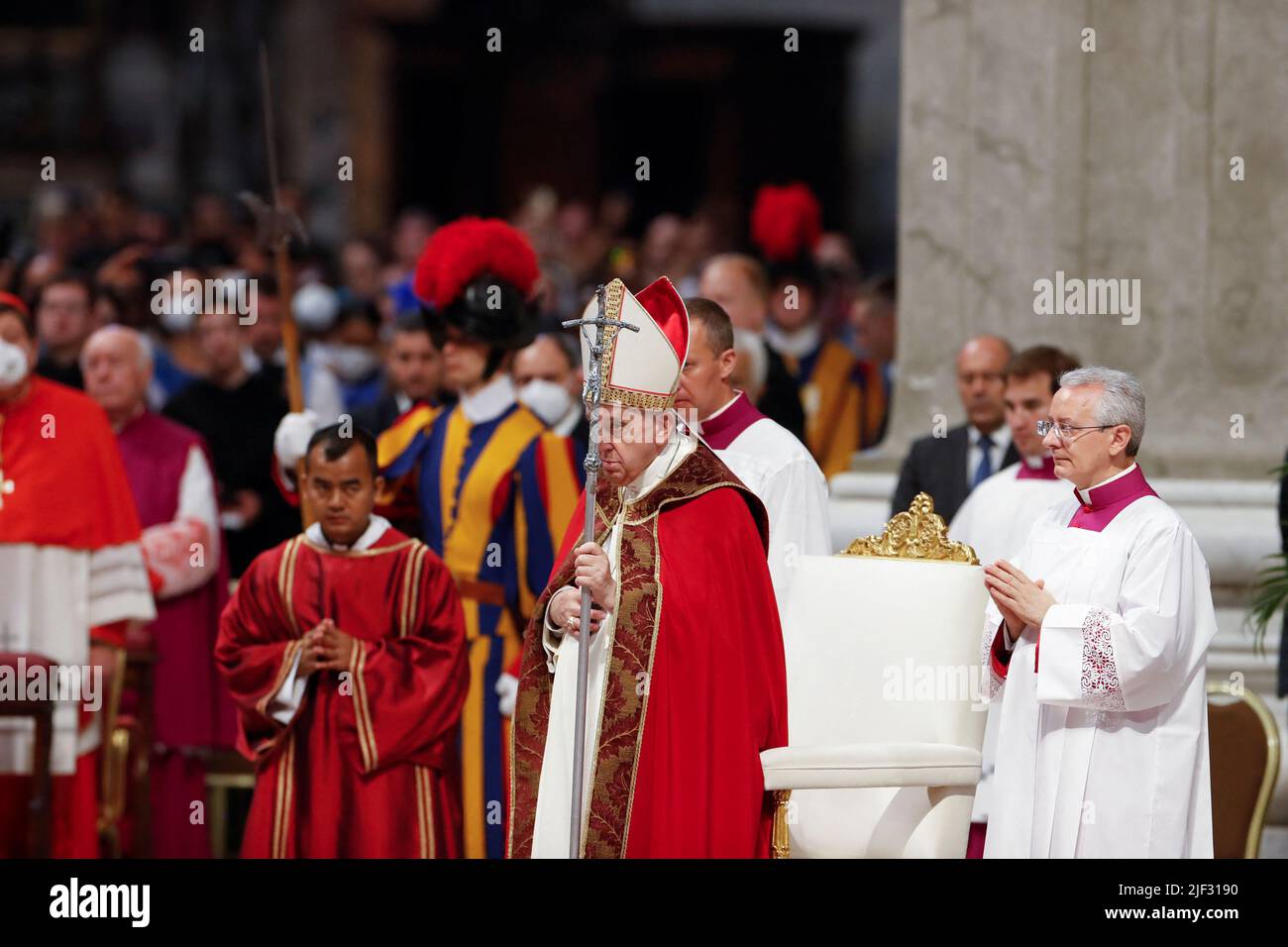 Papst Franziskus nimmt am 29. Juni 2022 an der Messe St. Peter und Paul im Petersdom im Vatikan Teil. REUTERS/Remo Casilli Stockfoto