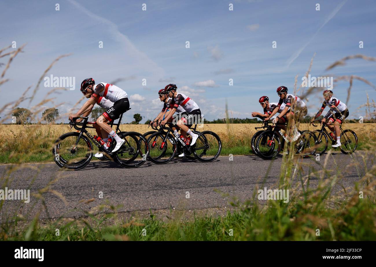 Radfahren - Tour de France - VAE Team Emirates Practice - Koge, Dänemark - 29. Juni 2022 VAE Team Emirates Riders während des Trainings REUTERS/Gonzalo Fuentes Stockfoto