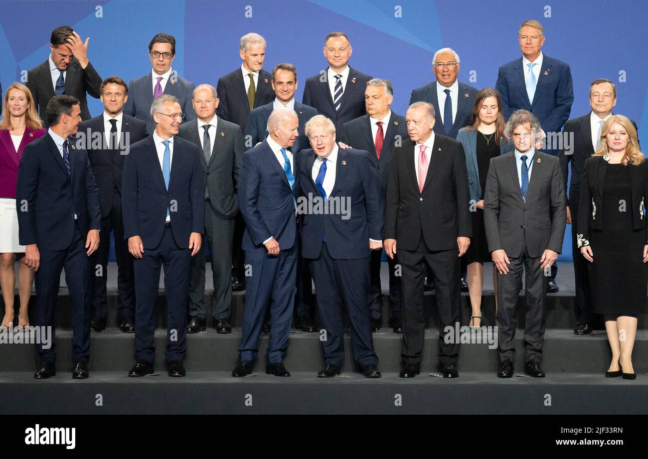 Premierminister Boris Johnson steht neben US-Präsident Joe Biden und anderen führenden Politikern der Welt, die während des NATO-Gipfels in Madrid, Spanien, für das Familienfoto posieren. Bilddatum: Mittwoch, 29. Juni 2022. Stockfoto