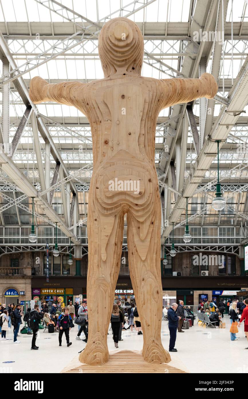 Beacon of Hope von Steuart Padwick - eine von drei Hope-Skulpturen in Glasgow - diese kleinere Statue befindet sich im Central Station, Glasgow, Schottland, Großbritannien Stockfoto