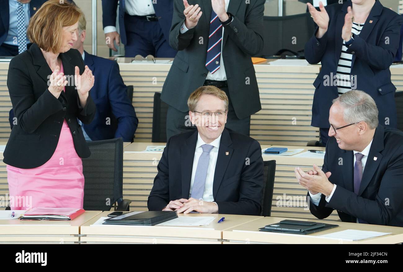 Kiel, Deutschland. 29.. Juni 2022. Daniel Günther (M, CDU), Ministerpräsident von Schleswig-Holstein, freut sich nach seiner Wiederwahl im landtag neben Karin Prien (CDU), Ministerin für Bildung, Wissenschaft und Kultur, und Tobias Koch (CDU), Fraktionsvorsitzender der CDU. Günther leitet eine Koalition aus CDU und Bündnis 90/die Grünen in Schleswig-Holstein. Kredit: Marcus Brandt/dpa/Alamy Live Nachrichten Stockfoto