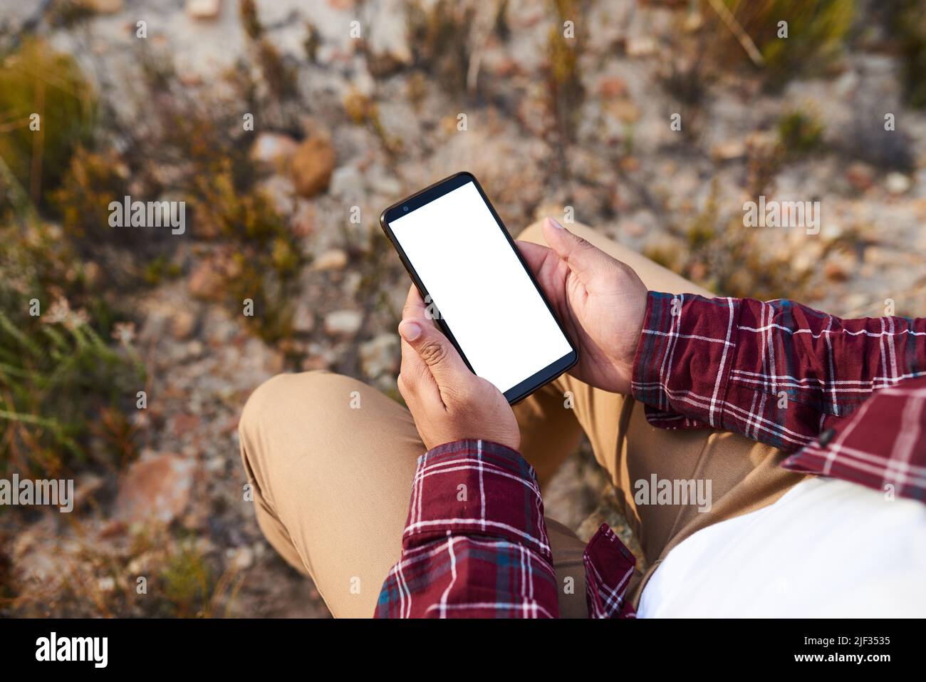 Ein über die Schulter Blick des Wanderers mit mobilen Gerät in der Wildnis, Chroma-Taste Stockfoto