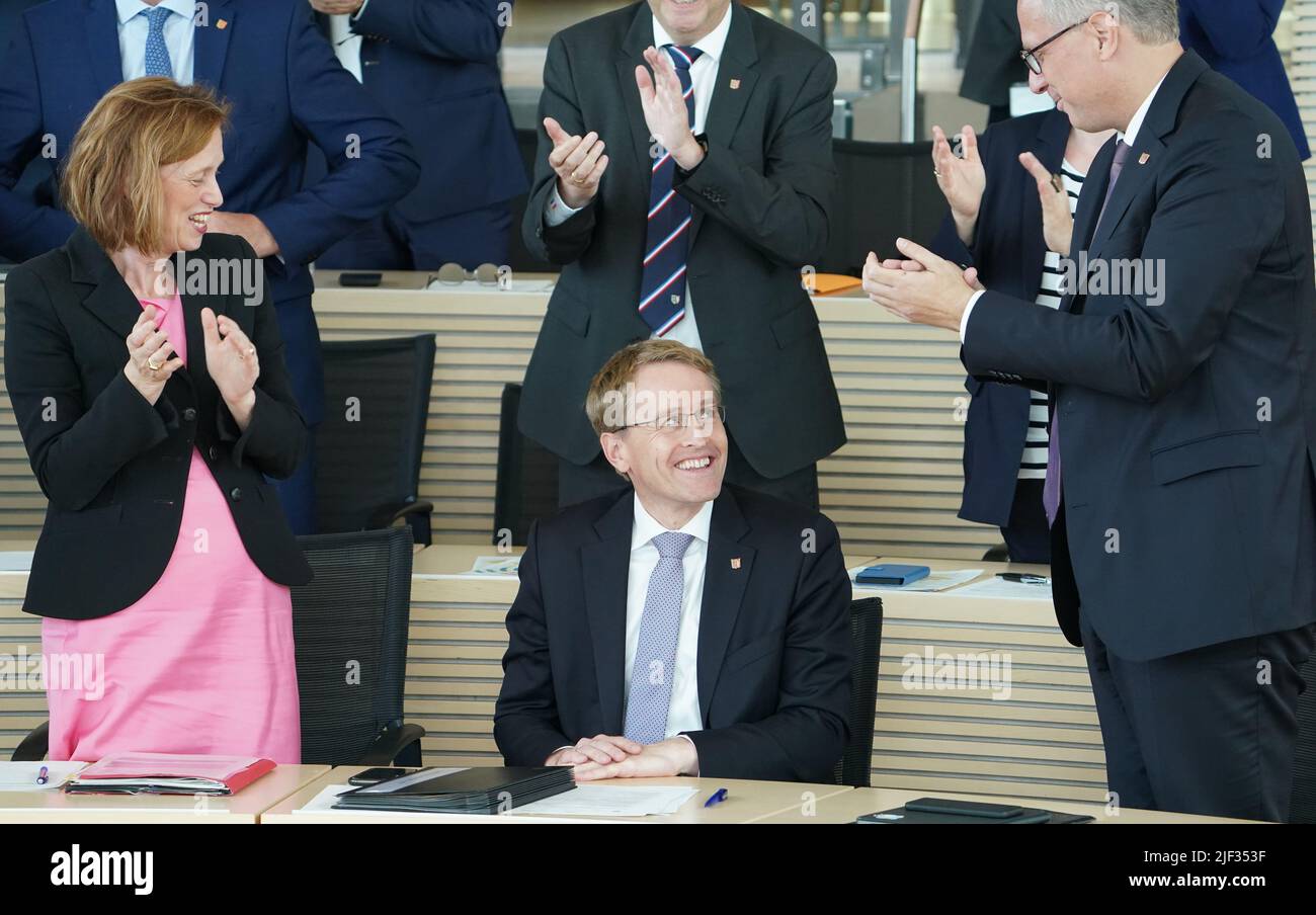 Kiel, Deutschland. 29.. Juni 2022. Daniel Günther (M, CDU), Ministerpräsident von Schleswig-Holstein, freut sich nach seiner Wiederwahl im landtag neben Karin Prien (CDU), Ministerin für Bildung, Wissenschaft und Kultur, und Tobias Koch (CDU), Fraktionsvorsitzender der CDU. Günther leitet eine Koalition aus CDU und Bündnis 90/die Grünen in Schleswig-Holstein. Kredit: Marcus Brandt/dpa/Alamy Live Nachrichten Stockfoto