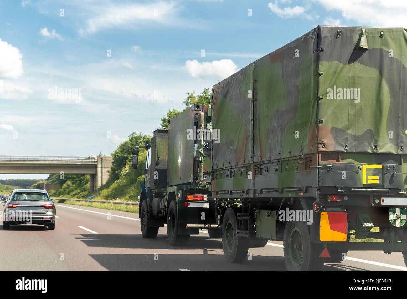 Der deutsche gepanzerte Sattelschlepper fährt auf der Militärkonvoi-Autobahn. ALLIANZTRUPPEN bewegen Umzugsbewegung schnelle Reaktionskraft Stockfoto