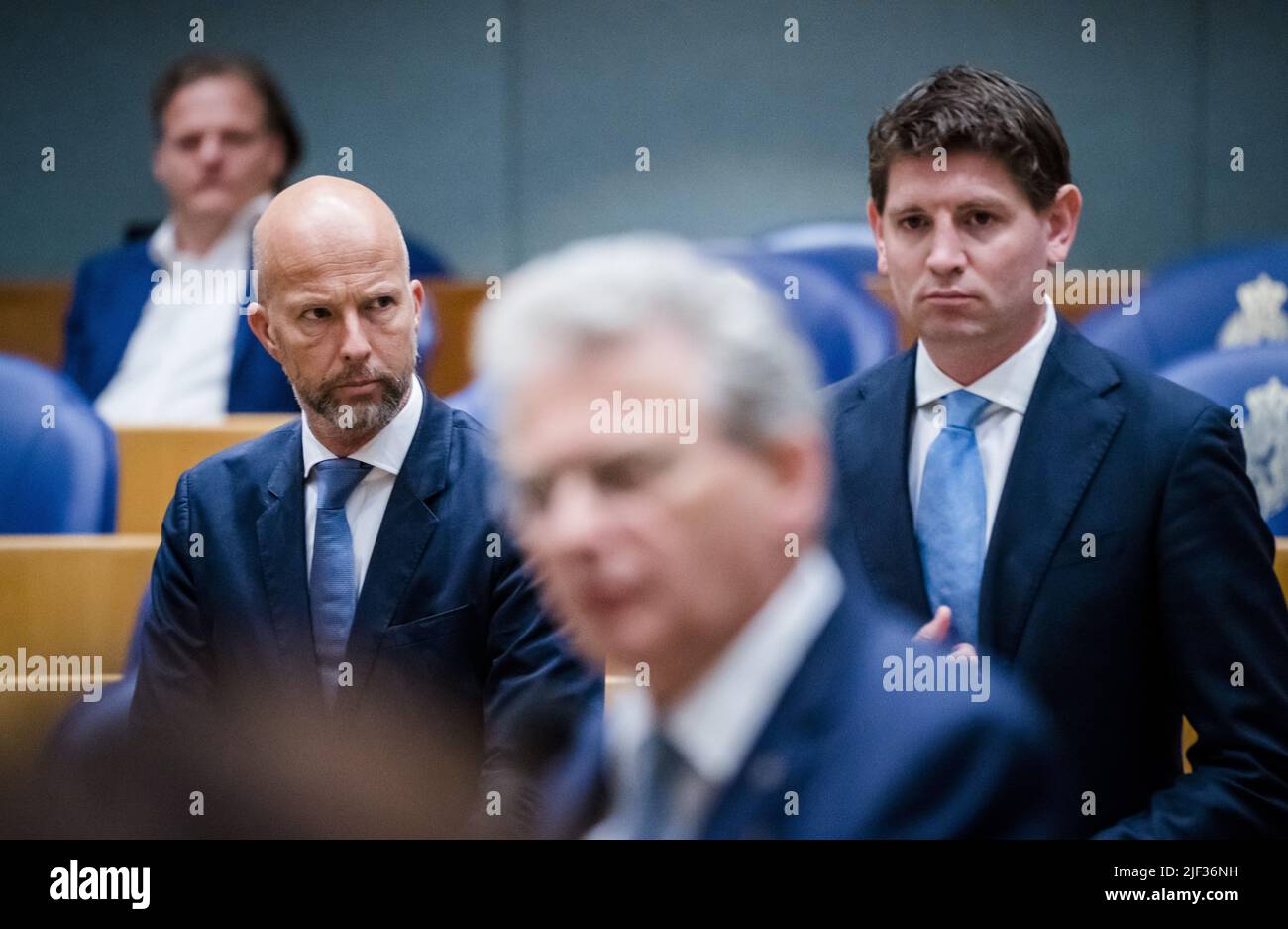 2022-06-29 11:17:32 DEN HAAG - Pieter Omtzigt (Omtzigt Group), Tjeerd de Groot (D66), Roelof Bisschop (SGP) und Jan Pamernotte (D66), während einer zusätzlichen Regelung der Aktivitäten im Repräsentantenhaus. Eine Mehrheit des Parlaments wünscht sich eine Dringlichkeitsdebatte über die Proteste der Landwirte. ANP BART MAAT niederlande Out - belgien Out Stockfoto