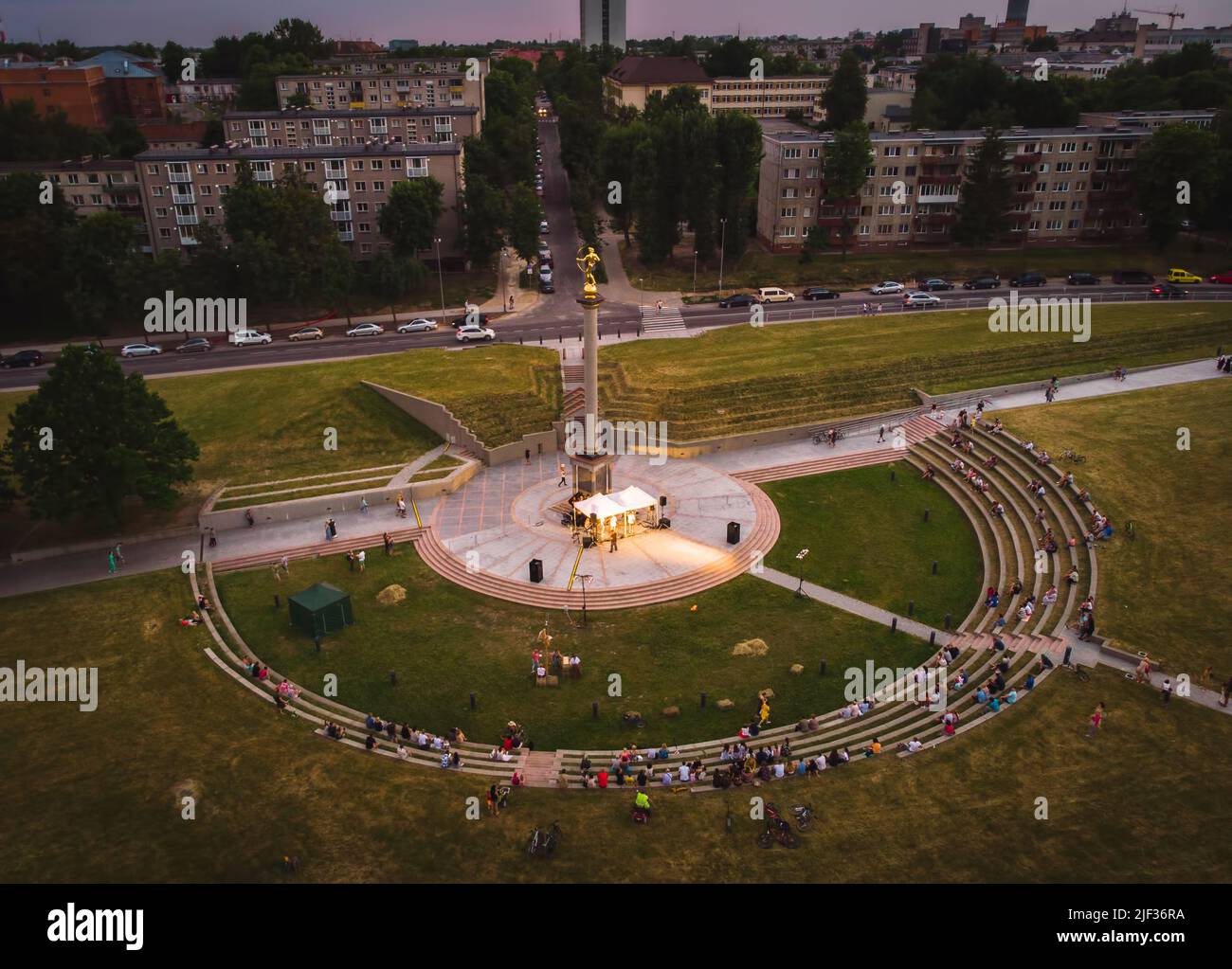 Siauliai, Litauen - 23.. juni 2021: Luftaufnahme St. Johns Mittsommerfestival-Konzert in der Stadt Siauliai mit Menschen sitzen in der Sonne Uhr hören li Stockfoto