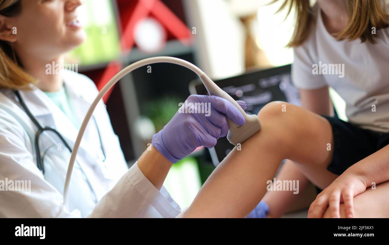 Patient Kind Mädchen mit orthopädischen Arzt medizinischen Ultraschall des Knies Stockfoto