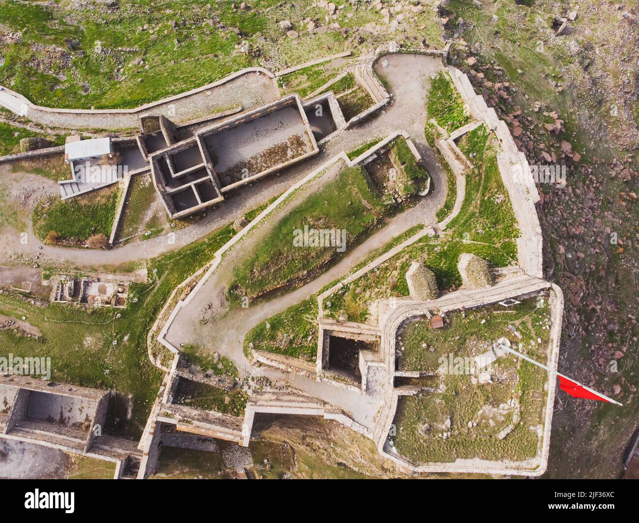 Draufsicht historische berühmte Kars Castle Walls, Kars, Ostanatolien Region Türkei auf bewölktem Himmel Hintergrund. Stockfoto