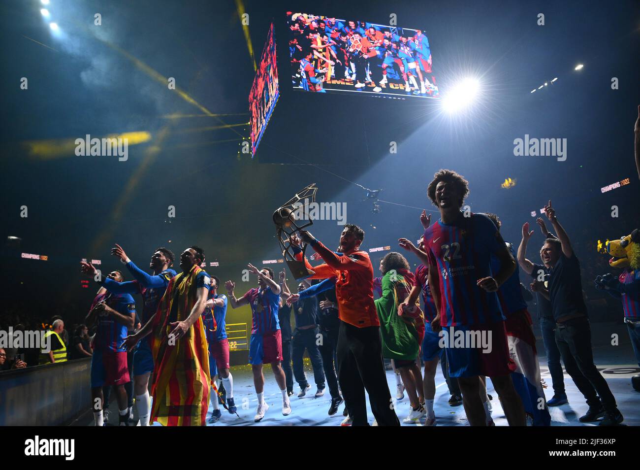 KÖLN, DEUTSCHLAND - 19. JUNI 2022: Barcelona feiert gewonnen in der EHF FINAL4 Männer Barca - Lomza Vive Kielce Stockfoto
