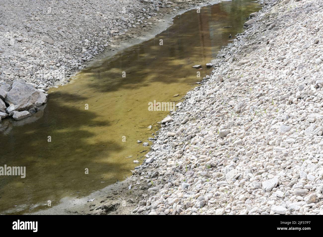 Fast ausgetrocknetes Flussbett nach längerer Hitzeperiode, Auswirkungen des globalen Klimawandels, Ökologie-Konzept, Kopierraum, ausgewählter Fokus Stockfoto