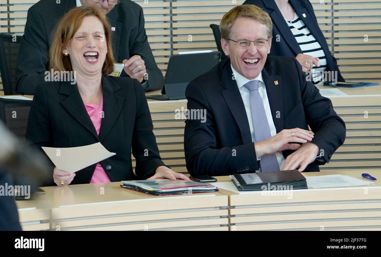 Kiel, Deutschland. 29.. Juni 2022. Daniel Günther (CDU), Ministerpräsident von Schleswig-Holstein, und Karin Prien (CDU), Ministerin für Bildung, Wissenschaft und Kultur in Schleswig-Holstein, lachen über die Wiederwahl des Ministerpräsidenten im landtag. Günther leitet eine Koalition aus CDU und Bündnis 90/die Grünen in Schleswig-Holstein. Kredit: Marcus Brandt/dpa/Alamy Live Nachrichten Stockfoto