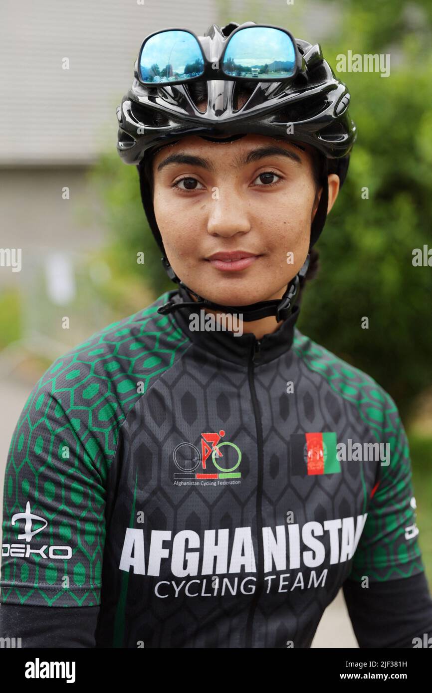 Der afghanische Flüchtling Frishta Hafaizi posiert vor dem Centre Mondial du Cyclisme der Union Cycliste Internationale (UCI) während einer Medienchance in Aigle, Schweiz, am 3. Juni 2022. REUTERS/Denis Balibouse Stockfoto