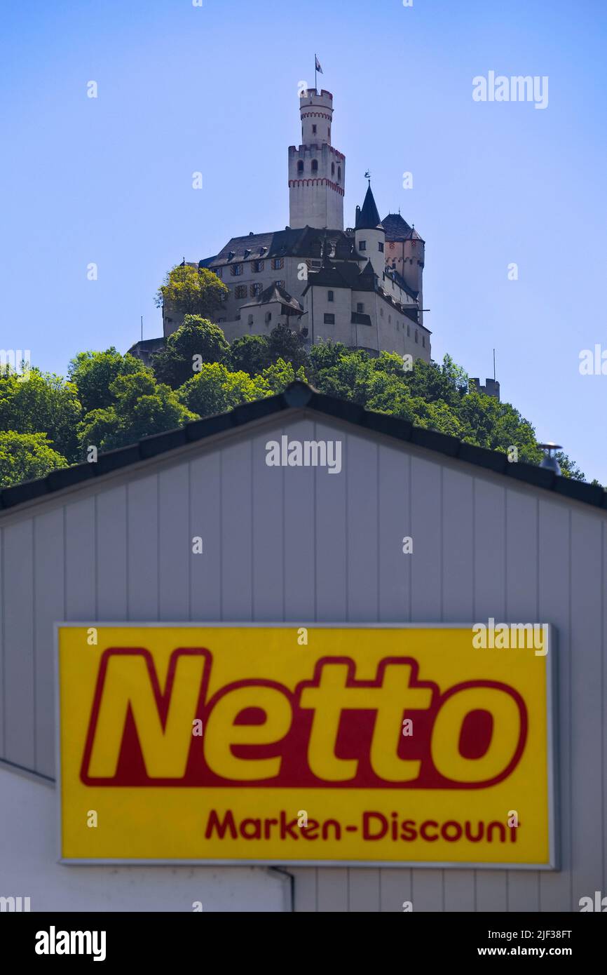 Discounter und Schloss Marksburg, Deutschland, Rheinland-Pfalz, Braubach Stockfoto