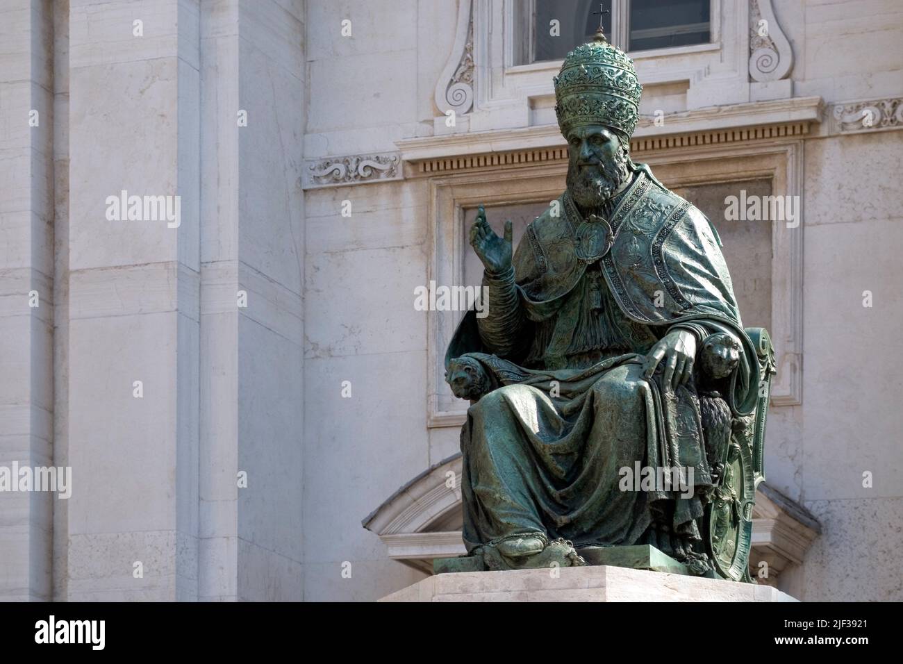 Denkmal von Papst Sixtus V. vor der Basilika della Casa Santa, Italien, Marken, Loreto Stockfoto