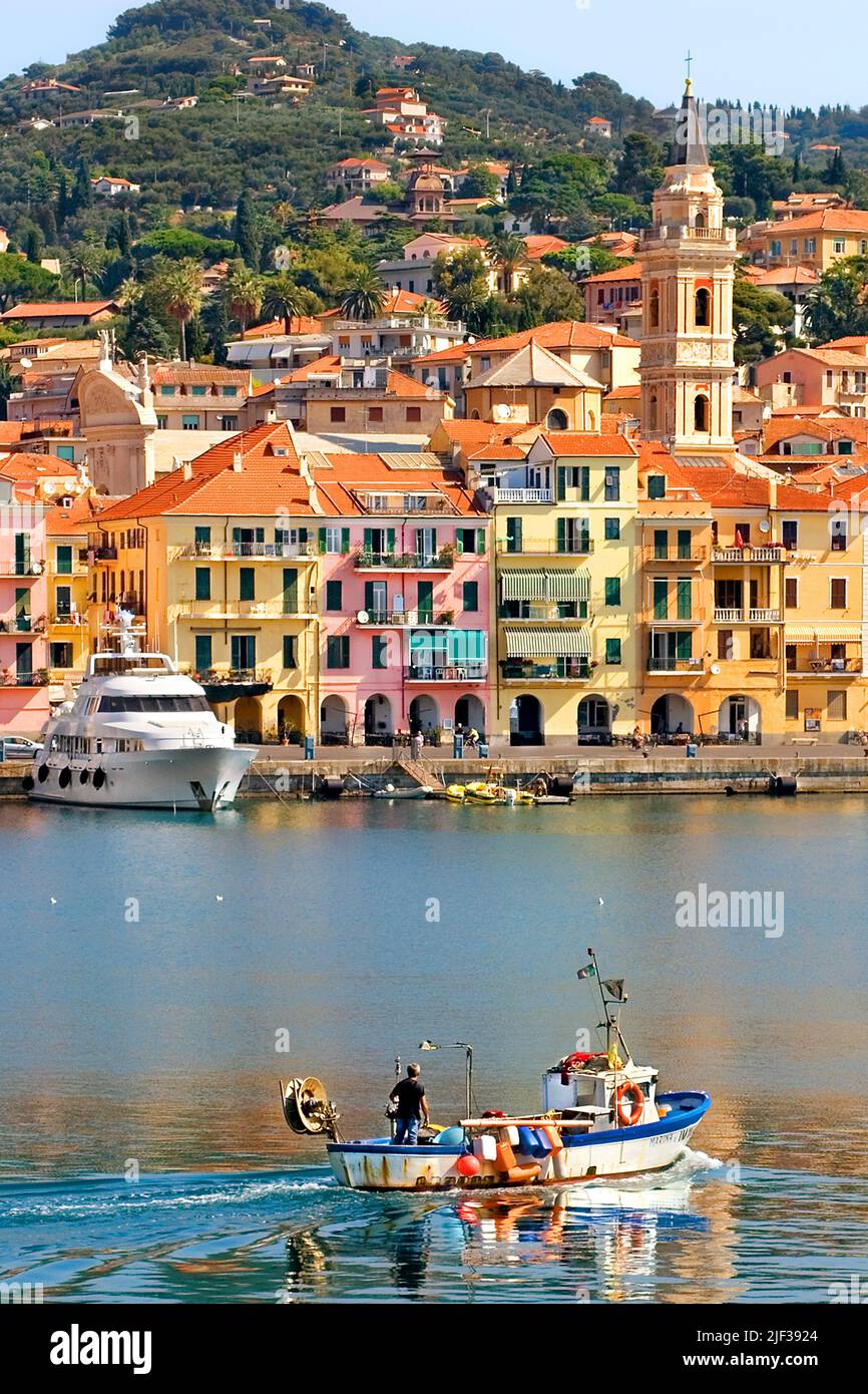 Blick auf Oneglia, Italien, Ligurien, den Nationalpark Cinque Terre und Oneglia Stockfoto