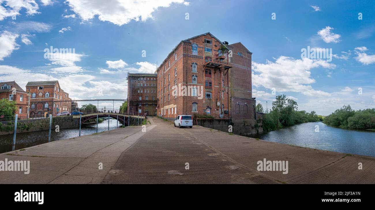 Tewkesbury, Großbritannien, Mai 2022 - Blick auf den Fluss Avon und die Getreidemühle in der Marktstadt Tewkesbury in Gloucestershire, England, Großbritannien Stockfoto