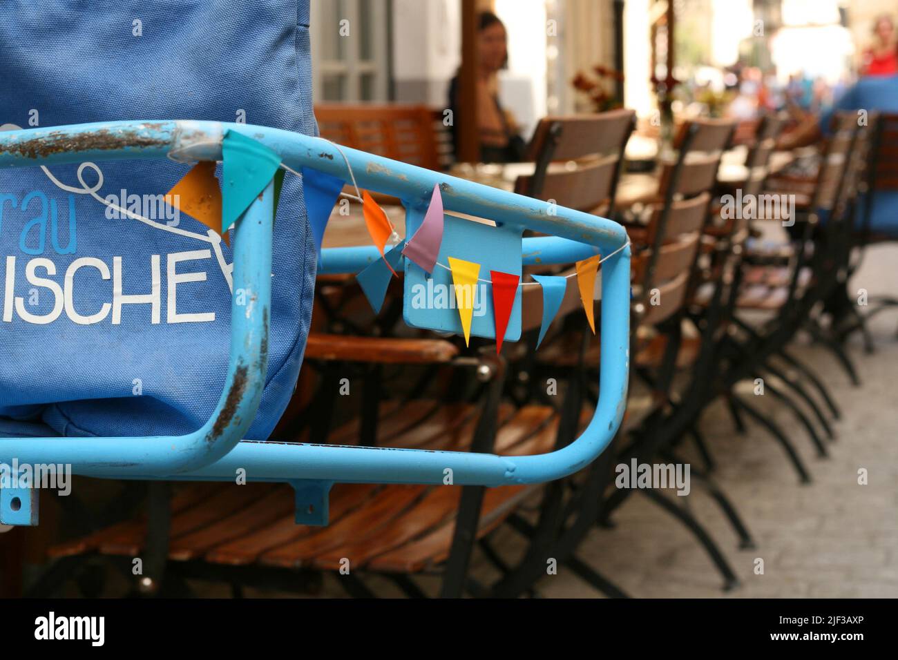 Deutschland, Bayern, Bamberg. 11 vom Juni 2022. Bunte Flaggen Girlande Dekoration und selbstgemachte Anzeigen auf dem Fahrradkastenträger. Bunte Wimpel Stockfoto
