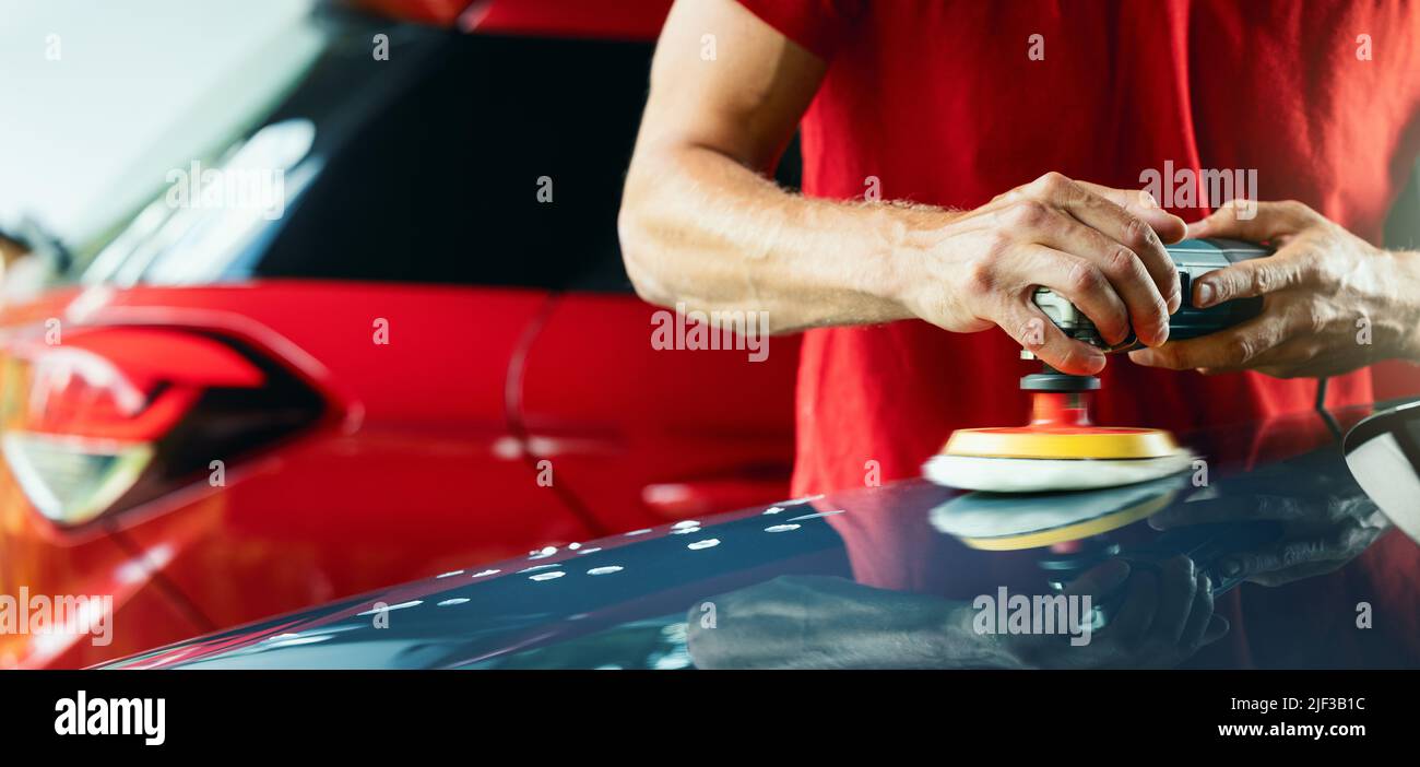 Auto Detaillierung. Mann Polieren Fahrzeug Körper mit orbital polieren Maschine und Wachs. Copy space Stockfoto