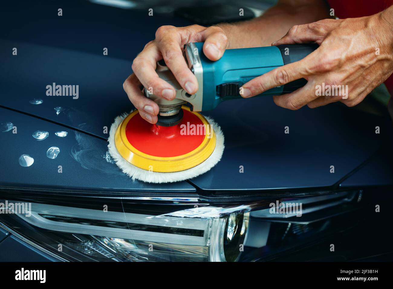 Polieren Karosserie mit Orbital Poliermaschine. Detaillierung Werkstatt, Kratzer Reparatur Stockfoto