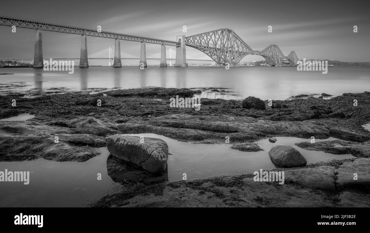 Eine Langzeitaufnahme der Forth Bridge in Schottland, Großbritannien Stockfoto