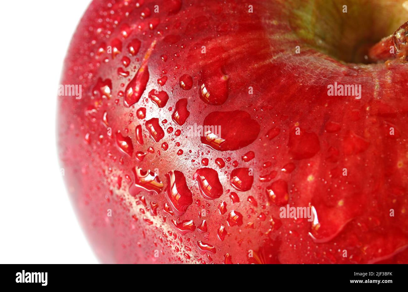 Roter Apfel mit Wassertropfen auf weißem Hintergrund Stockfoto