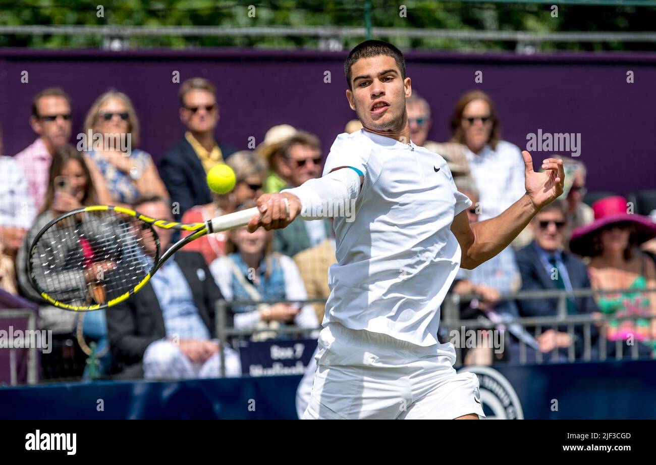 Carlos Alcaraz spielt beim Giorgio Armani Tennis Classic am 25. Juni 2022 im Hurlingham Club, London, Großbritannien, eine Vorhand. Foto von Phil Hutchinson. Nur zur redaktionellen Verwendung, Lizenz für kommerzielle Nutzung erforderlich. Keine Verwendung bei Wetten, Spielen oder Veröffentlichungen einzelner Clubs/Vereine/Spieler. Stockfoto