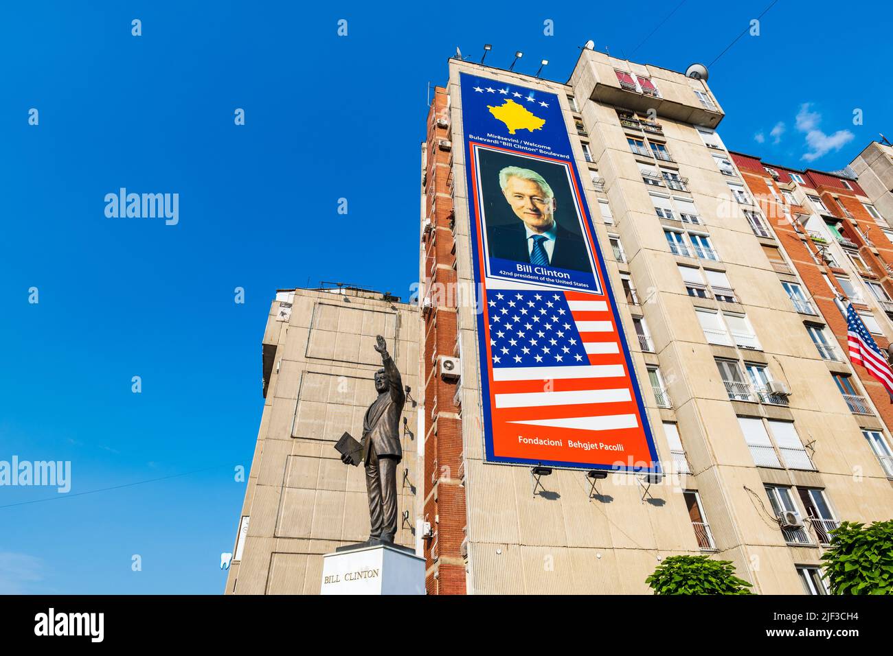 Pristina, Kosovo - Juni 2022: Bill Clinton Banner und Statue in der Innenstadt von Pristina, Kosovo. Ein berühmter Anblick aufgrund seiner Geschichte in Pristina, Kosovo Stockfoto