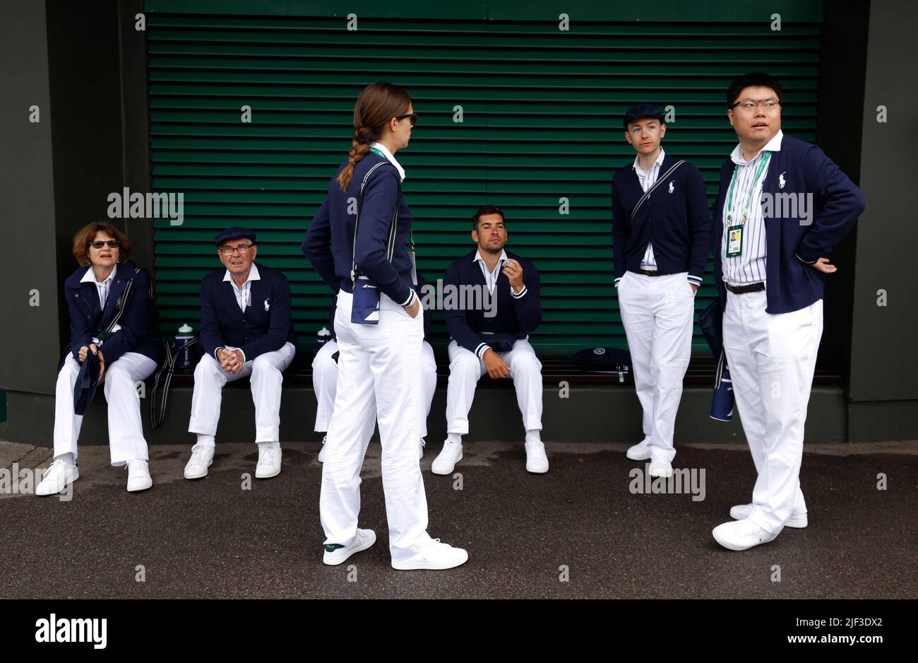 Am dritten Tag der Wimbledon Championships 2022 beim All England Lawn Tennis and Croquet Club in Wimbledon warten die Linienrichter darauf, zum zweiten Platz zu gehen. Bilddatum: Mittwoch, 29. Juni 2022. Stockfoto