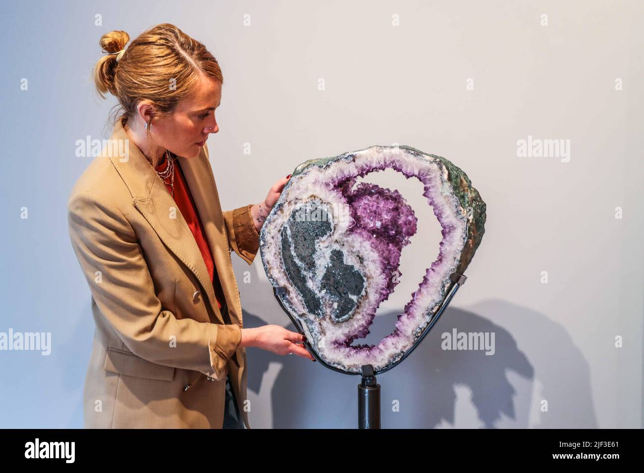 Cambridge, Großbritannien. 29.. Juni 2022. Rotierende Amethyst-Kreidekreide (vor 130 Millionen Jahren) 137 x 51 x 7 cm Brasilien. Est £4.250. Extraordinary Objects Gallery, 14 Green St, 2. Juli - 2. Oktober 2022 Credit: Paul Quezada-Neiman/Alamy Live News Stockfoto