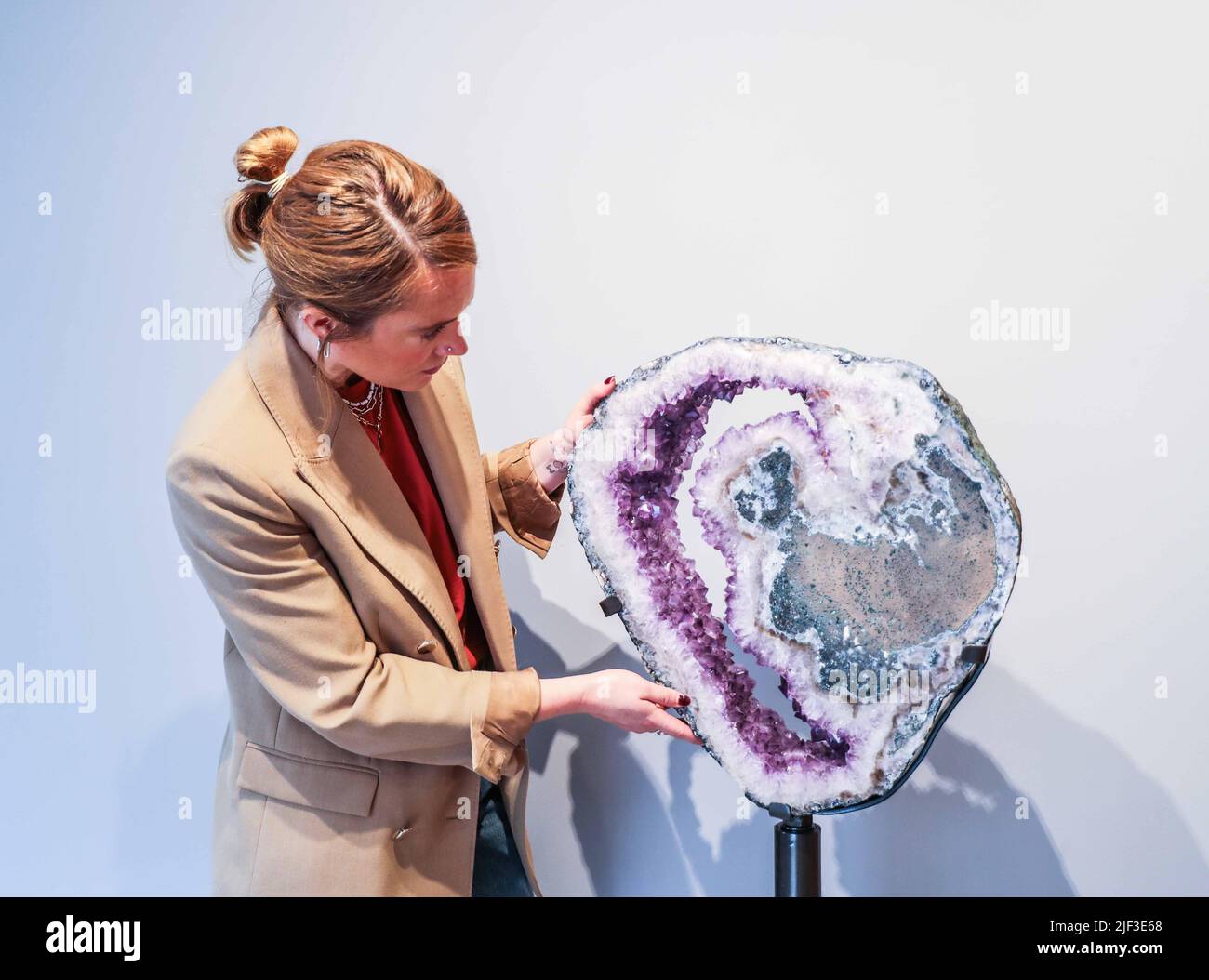 Cambridge, Großbritannien. 29.. Juni 2022. Rotierende Amethyst-Kreidekreide (vor 130 Millionen Jahren) 137 x 51 x 7 cm Brasilien. Est £4.250. Extraordinary Objects Gallery, 14 Green St, 2. Juli - 2. Oktober 2022 Credit: Paul Quezada-Neiman/Alamy Live News Stockfoto