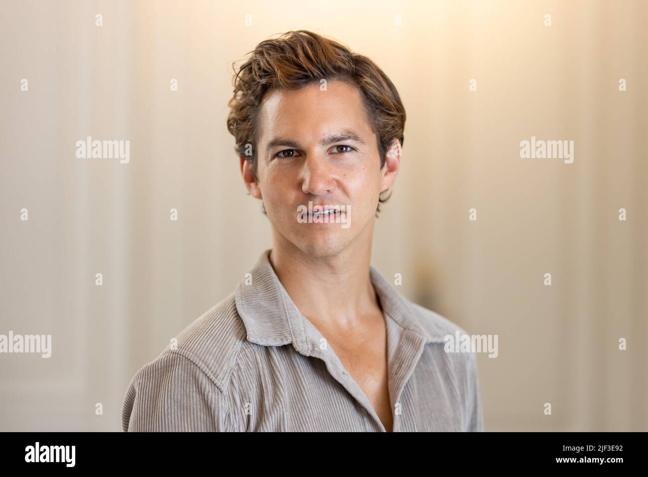 München, Deutschland. 28.. Juni 2022. Tim Oliver Schultz, Schauspieler, während einer Fotosession im Hotel 'Bayerischer Hof'. Schultz spielt in der TV-Serie "Damaged Goods", die am 28. Juni bei den Münchner Filmfestspielen Premiere feiert. Auf Amazon Prime Video wird die Serie voraussichtlich am 11. Juli 2022 veröffentlicht. Quelle: Daniel Karmann/dpa/Alamy Live News Stockfoto