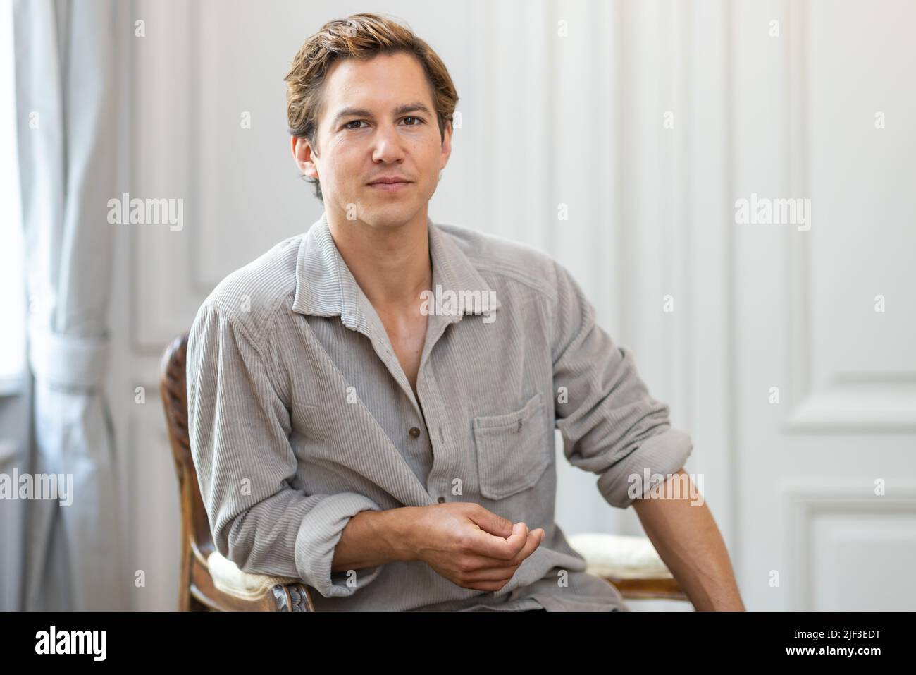 München, Deutschland. 28.. Juni 2022. Tim Oliver Schultz, Schauspieler, während einer Fotosession im Hotel 'Bayerischer Hof'. Schultz spielt in der TV-Serie "Damaged Goods", die am 28. Juni bei den Münchner Filmfestspielen Premiere feiert. Auf Amazon Prime Video wird die Serie voraussichtlich am 11. Juli 2022 veröffentlicht. Quelle: Daniel Karmann/dpa/Alamy Live News Stockfoto