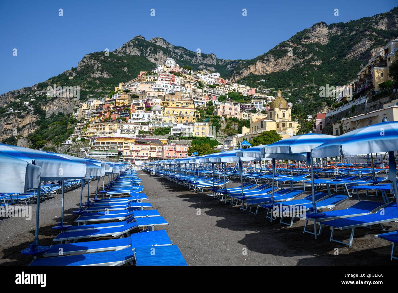 Strand von Positano, Italien im Sommer Stockfoto