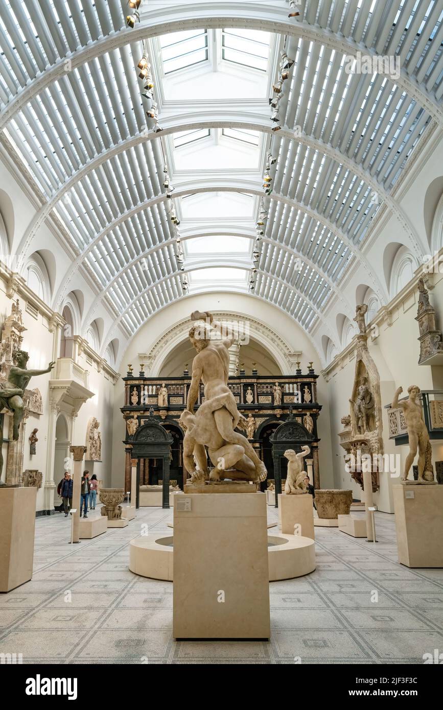 London, Großbritannien - 17.. April 2022: Besucher genießen die Cast-Galerie mit antiken klassischen Statuen im Victoria and Albert Museum, London. Stockfoto