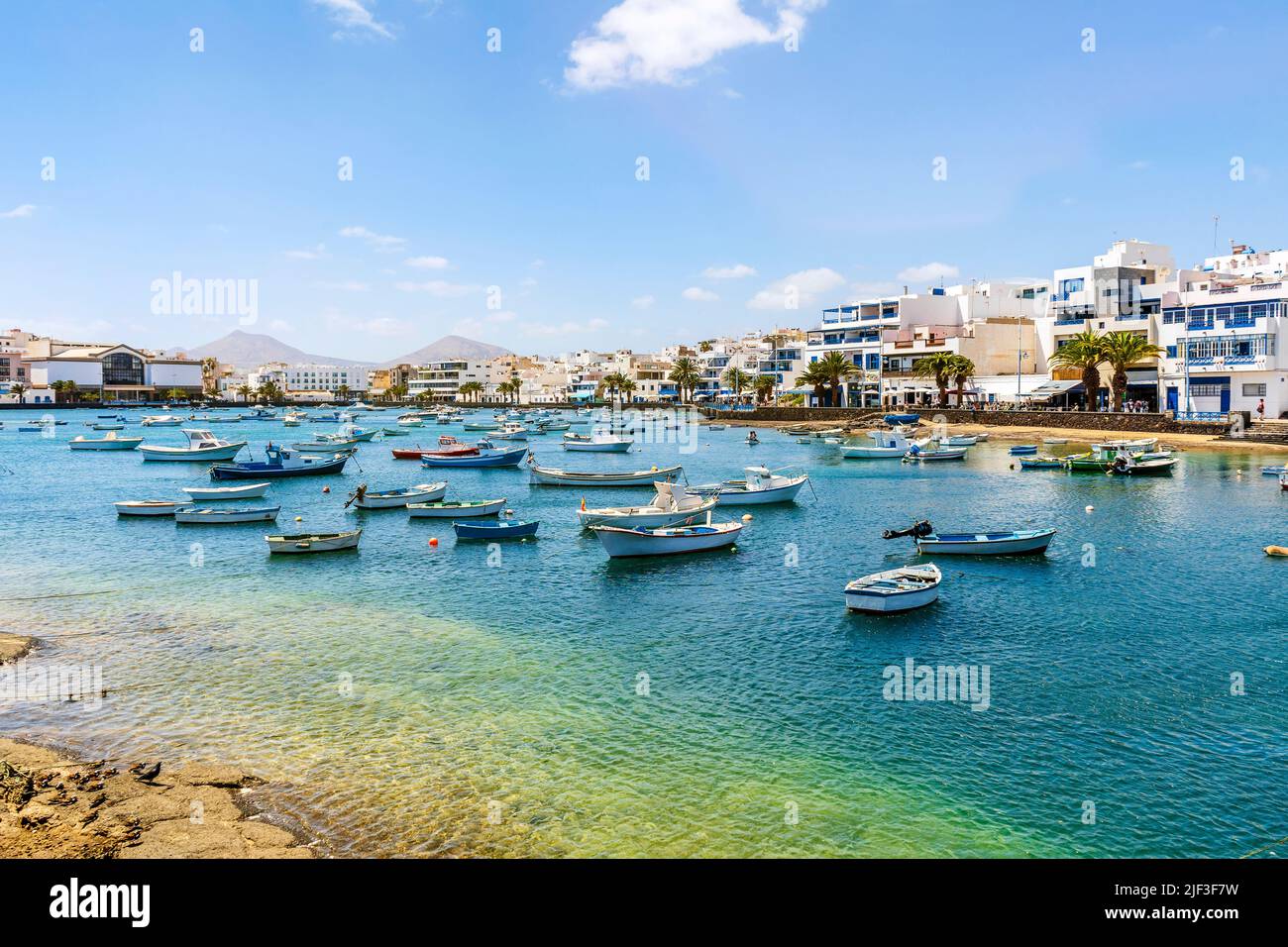 Schöne Küste in der Innenstadt von Arrecife mit vielen Booten auf blauem Wasser, Lanzarote, Kanarische Inseln, Spanien Stockfoto