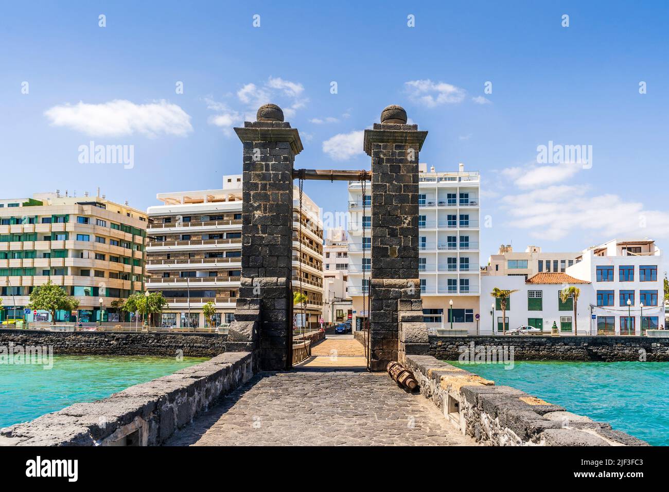 Historische Brückenbrücke, die zur Burg San Gabriel, Arrecife, Hauptstadt von Lanzarote, Kanarische Inseln, Spanien, führt Stockfoto