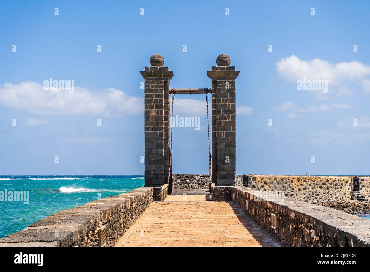 Historische Brückenbrücke, die zur Burg San Gabriel, Arrecife, Hauptstadt von Lanzarote, Kanarische Inseln, Spanien, führt Stockfoto