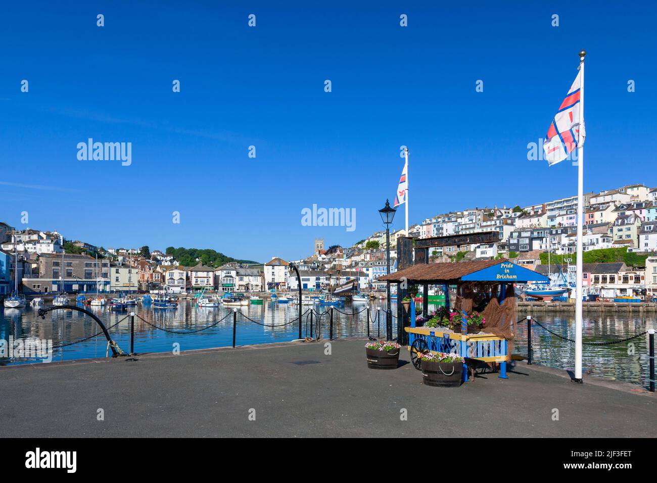 Europa, Großbritannien, England, Devon, Torbay, Brixham Harbour von der Südwestküste Pfad zeigt 'Pride in Brixham' Stand und RNLI (Rettungsboot) Flagge Stockfoto