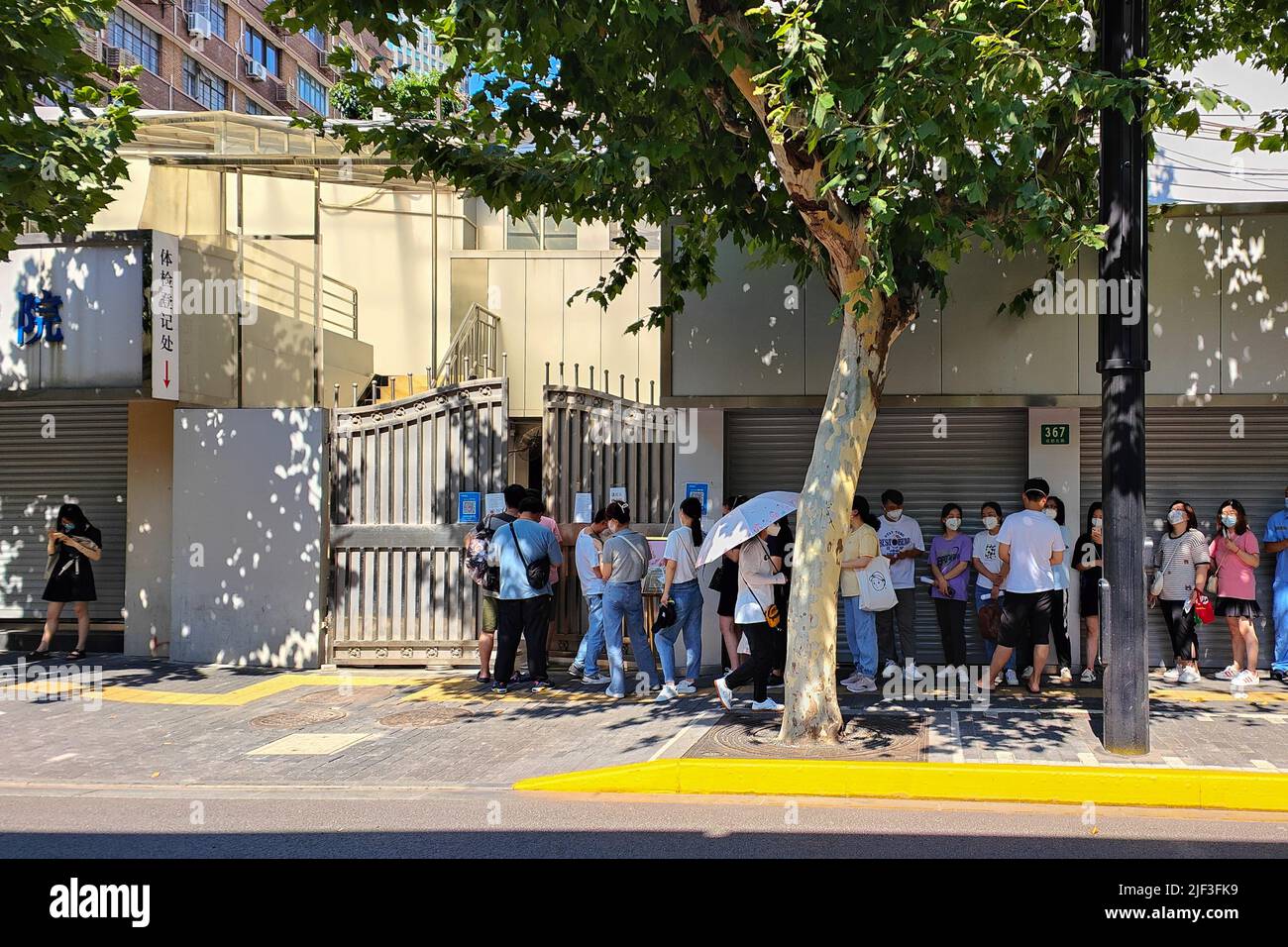 SHANGHAI, CHINA - 29. JUNI 2022 - Arbeitsuchende stehen fast 100 Meter vor einer Zulassungsstelle für die körperliche Untersuchung in Shanghai, China, an der Ju Stockfoto