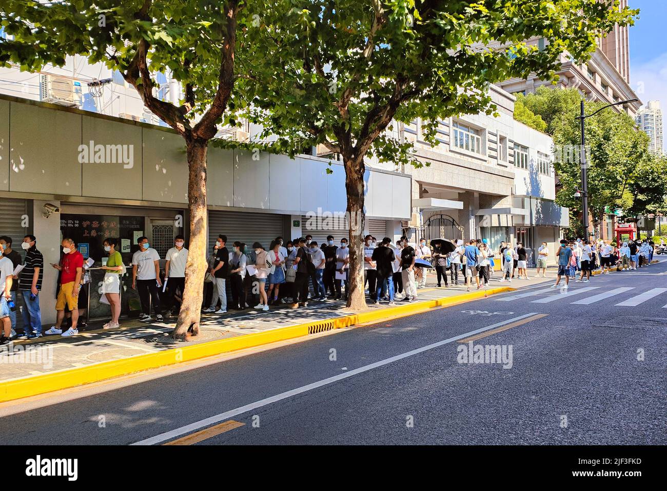 SHANGHAI, CHINA - 29. JUNI 2022 - Arbeitsuchende stehen fast 100 Meter vor einer Zulassungsstelle für die körperliche Untersuchung in Shanghai, China, an der Ju Stockfoto