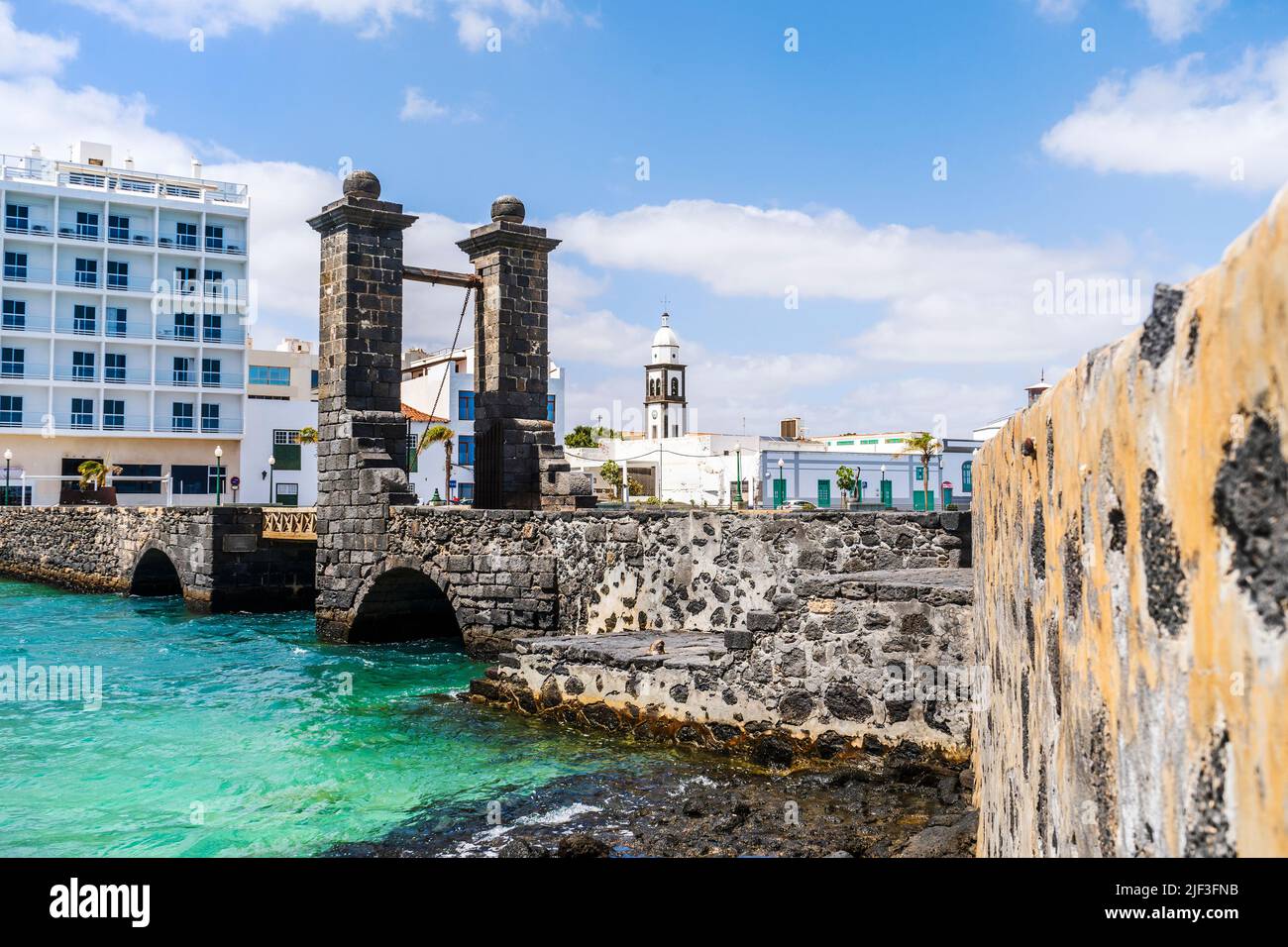 Steinbrücke der Kugeln, die die Stadt mit dem Schloss San Gabriel, Arrecife, Lanzarote, Kanarische Inseln, Spanien verbinden Stockfoto