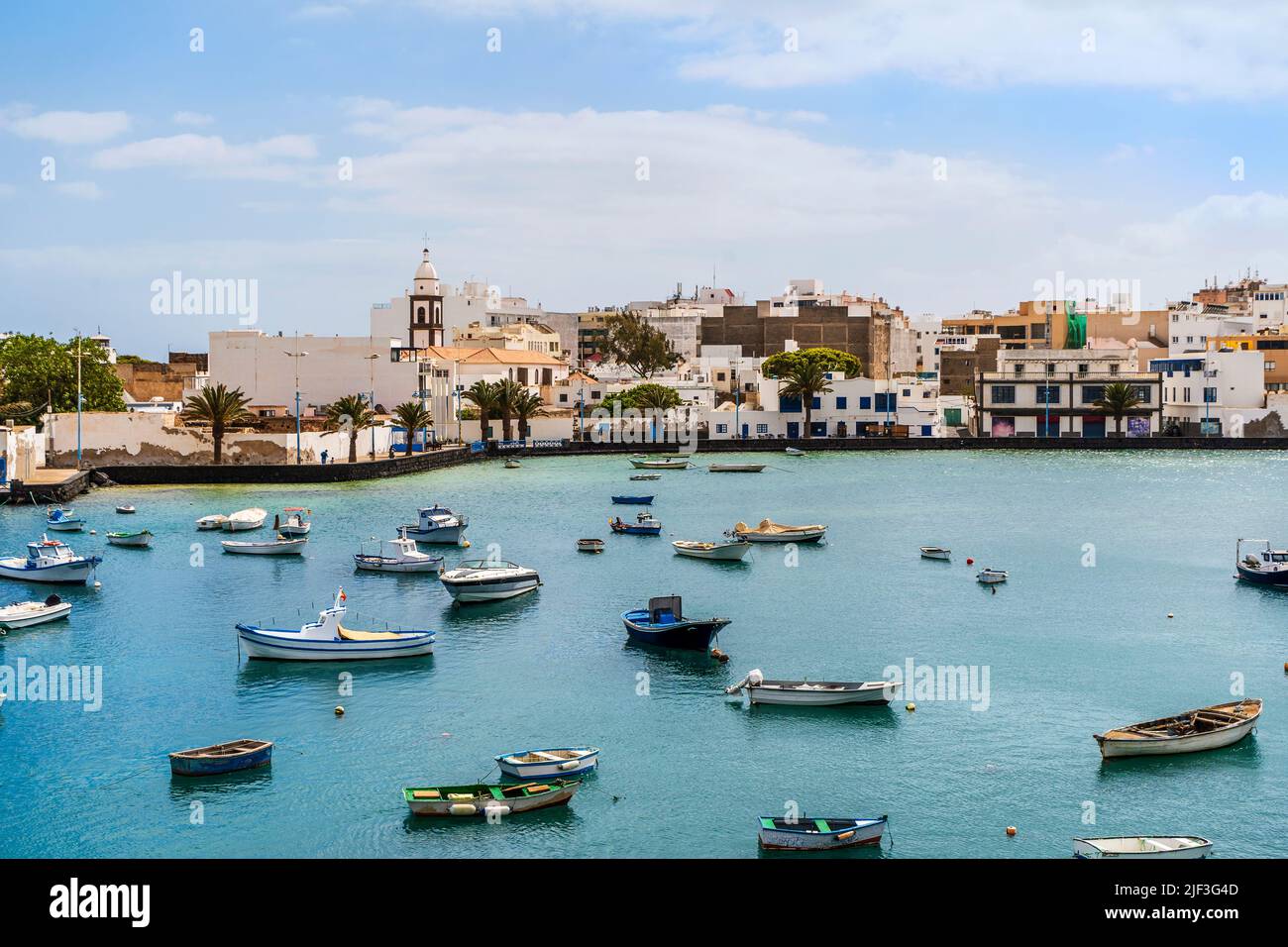 Schöner Kai mit historischer Architektur und Booten auf blauem Wasser in Arrecife, Lanzarote, Kanarische Inseln, Spanien Stockfoto