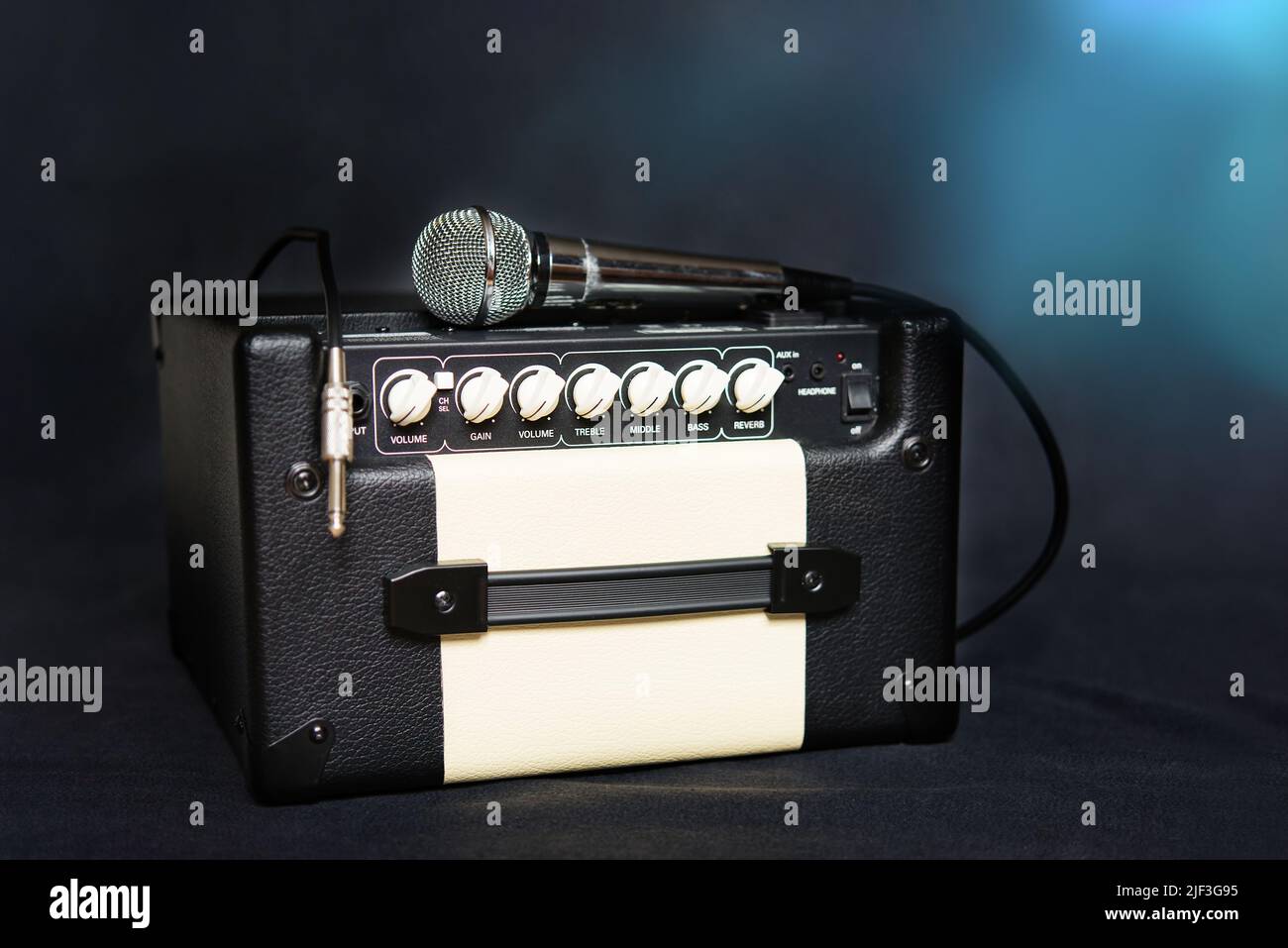 Electric guitar amplifier -Fotos und -Bildmaterial in hoher Auflösung –  Alamy